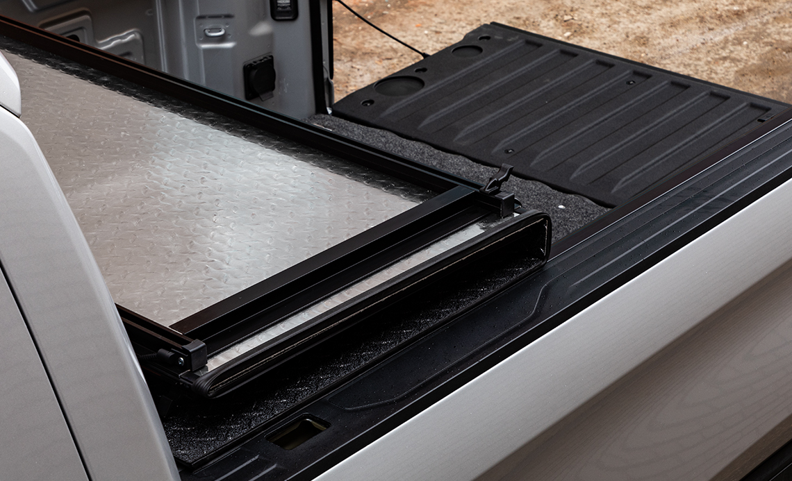 LOMAX Folding Tonneau Cover 2